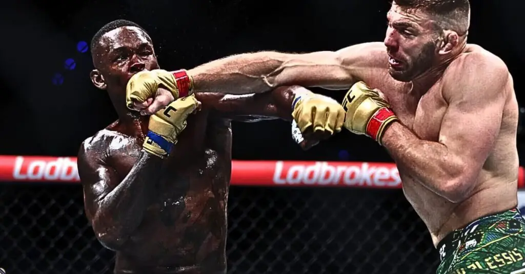 El combate principal de UFC 305 entre Dricus Du Plessis e Israel Adesanya no decepcionó